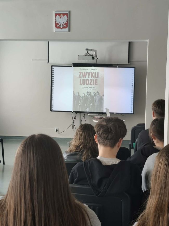 mężczyzna udzielący wywiadu przed kamarą
1