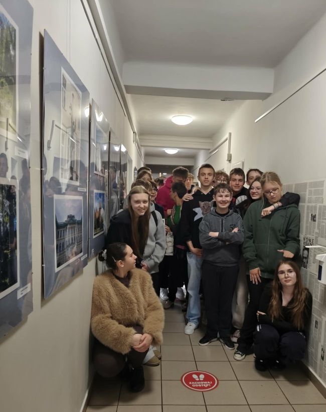 zdjęcia wiszące na ścianie