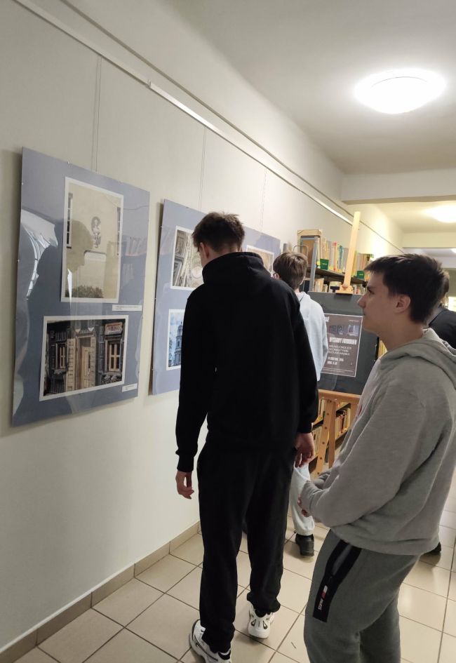 osoby zgromadzone na korytarzu