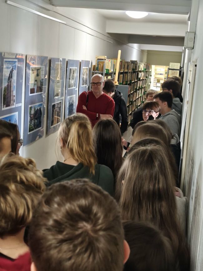 kobieta wręczająca coś mężczyźnie