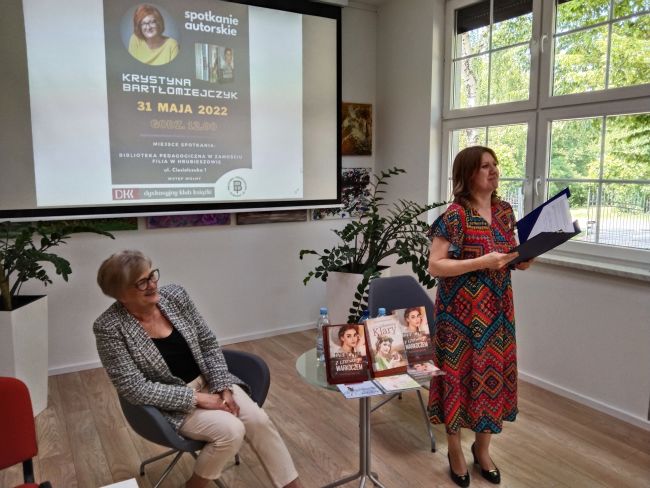 na zdjęciu autorka i prowadząca spotkanie