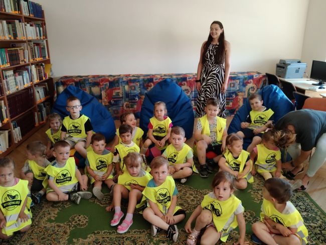 Na zdjęciu dzieci z przedszkola z opiekunem podczas zajęć