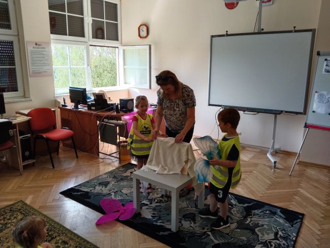  Na zdjęciu dzieci z przedszkola oraz prowadzący podczas zajęć