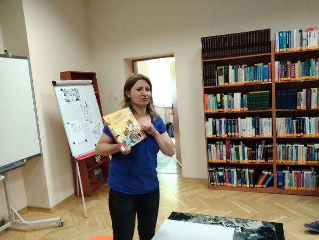 Na zdjęciu uczniowie i prowadzący podczas zajęć