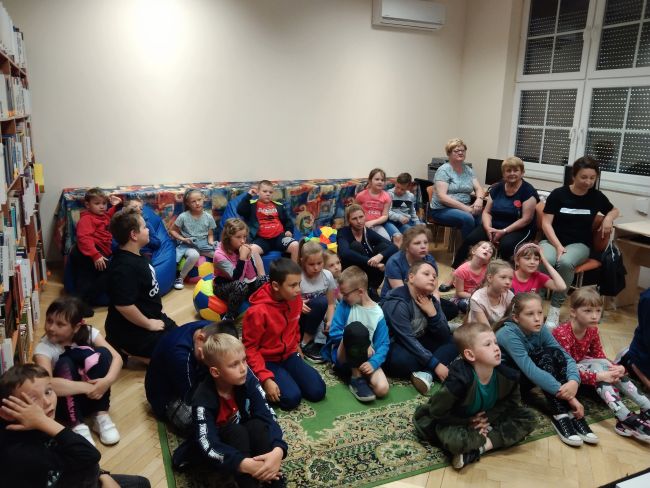 Na zdjęciu uczniowie i prowadzący podczas zajęć