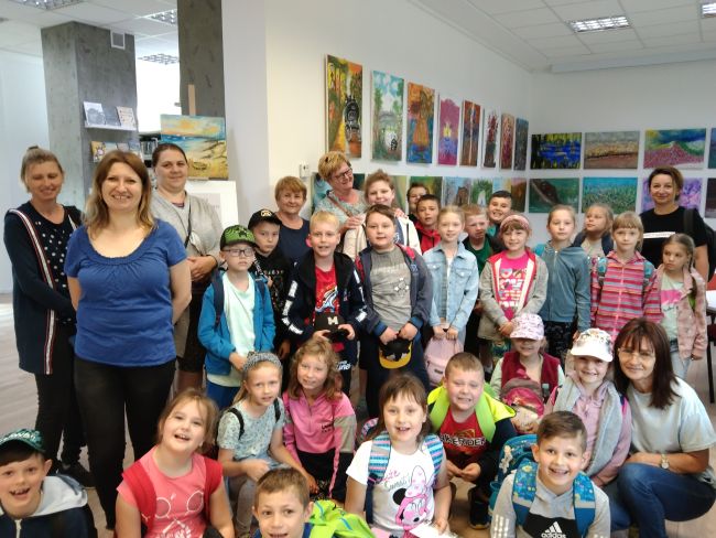 Na zdjęciu uczniowie z opiekunkami po skończonych zajęciach 