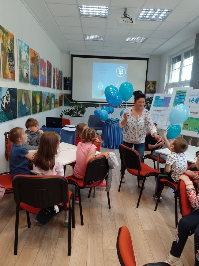 Na zdjęciu: Poetka z dziećmi