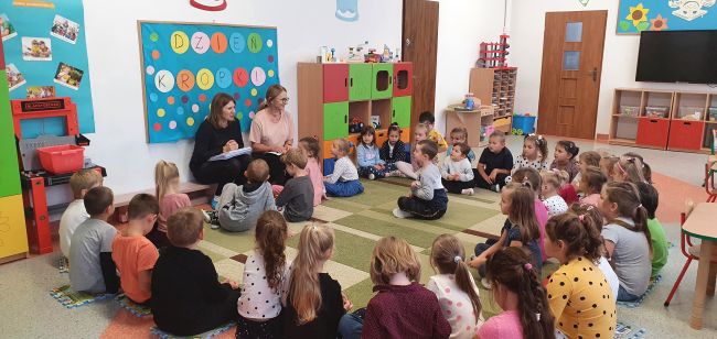 Na zdjęciu prowadzące zajęcia i przedszkolaki