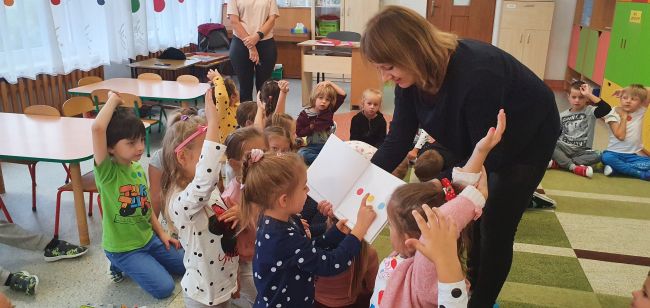 Na zdjęciu prowadzące zajęcia i przedszkolaki