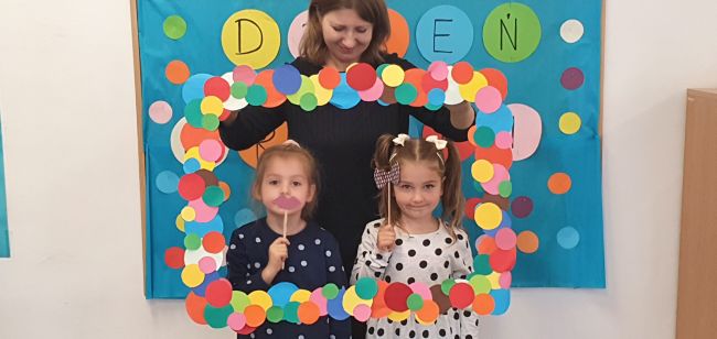 Na zdjęciu prowadzące zajęcia i przedszkolaki