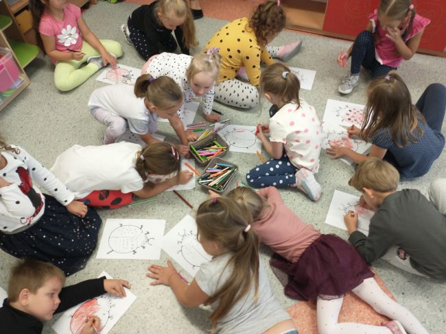 Na zdjęciu grupa przedszkolaków