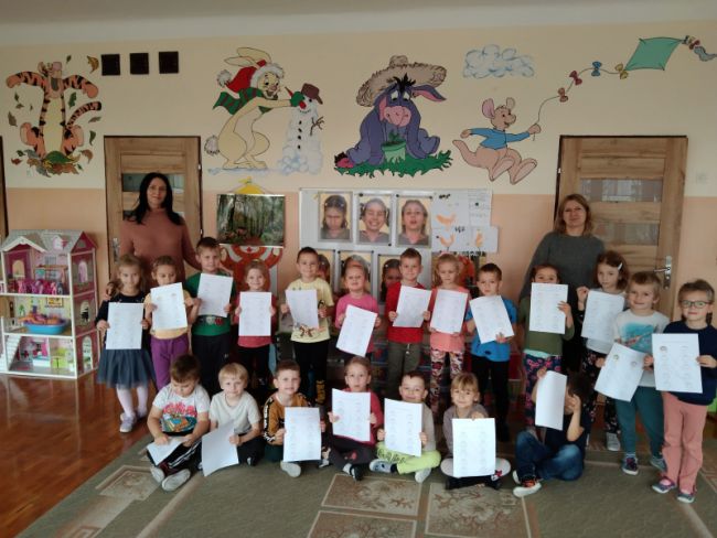 na zdjęciu: Pięciolatki z wychowawczynią i bibliotekarzem