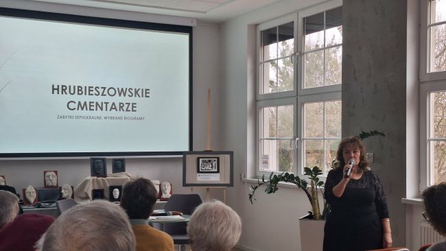 na zdjęciu prowadząca spotkanie i uczestnicy spotkania