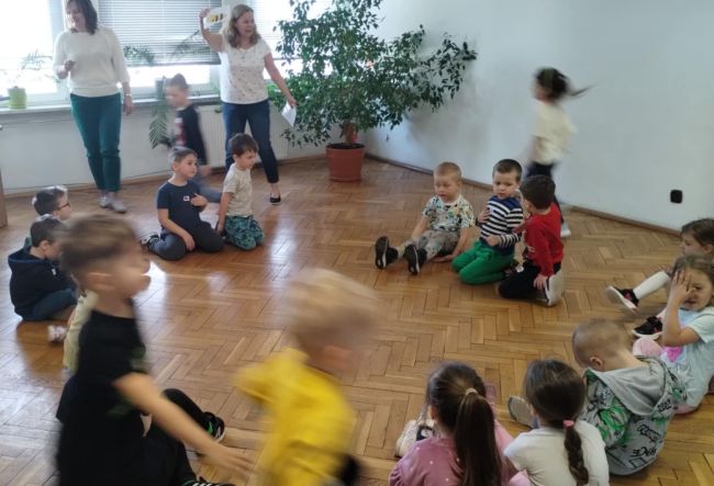 Zabawa ruchowa. Dzieci biegają, naśladując owady