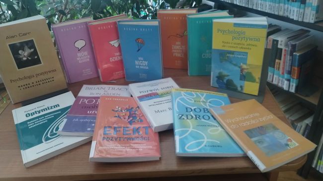 Wystawa książek z psychologii pozytywnej, jako uzupełnienie tematyki spotkania.