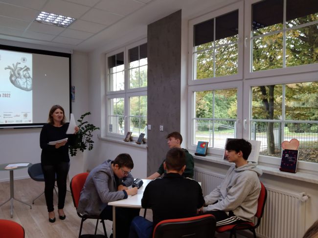 na zdjęciu prowadząca spotkanie i uczniowie