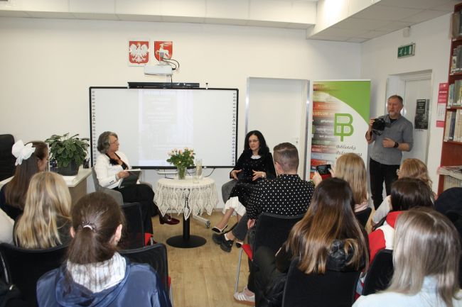 Publiczność przysłuchuje się rozmowie dyrektor Biblioteki Pedagogicznej z prof. Sabiną Bober.